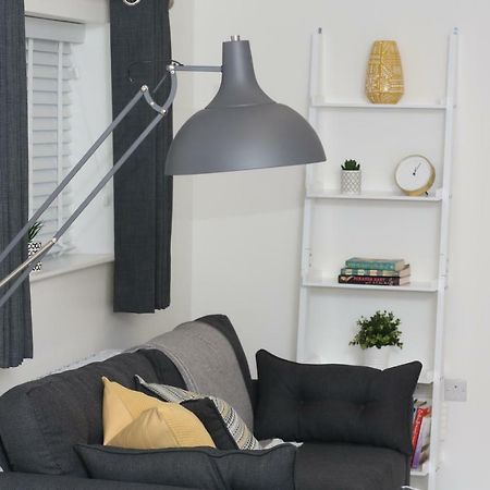 אניסקילן East Bridge Apartments מראה חיצוני תמונה